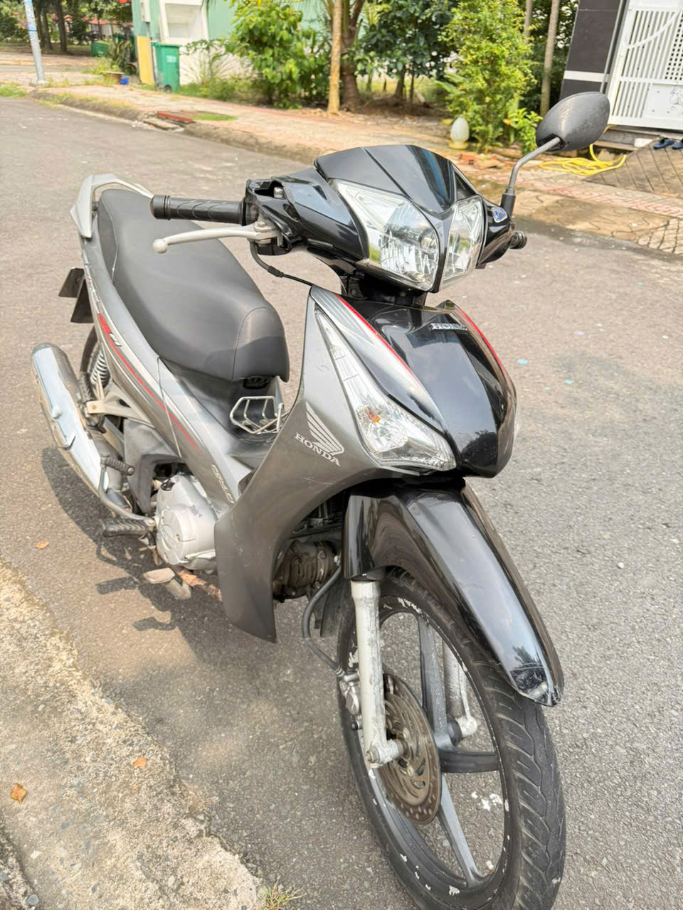 Honda Future màu xám đen nhìn từ phía trước