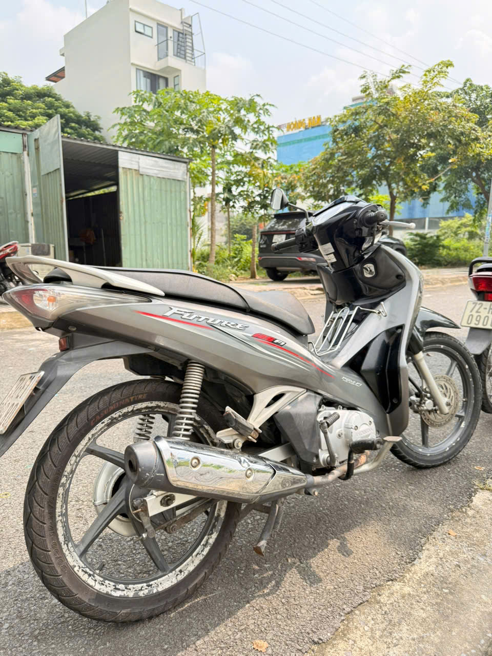 Honda Future màu xám đen nhìn từ bên hông