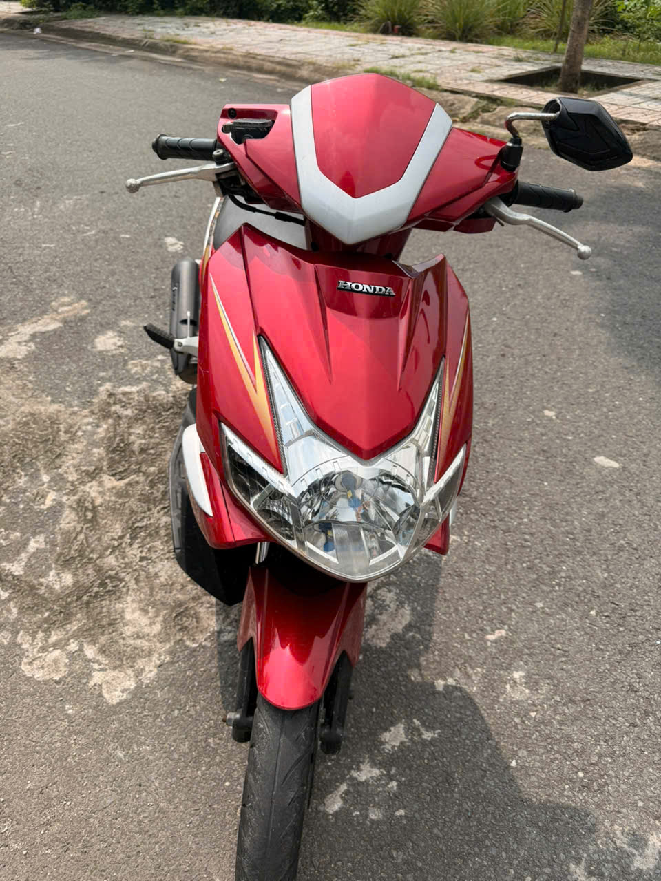 Cận cảnh đầu xe tay ga Honda màu đỏ