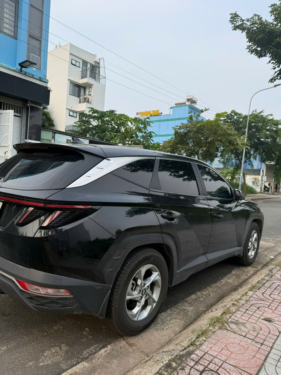 Hyundai Tucson 2022 màu đen nhìn từ phía sau