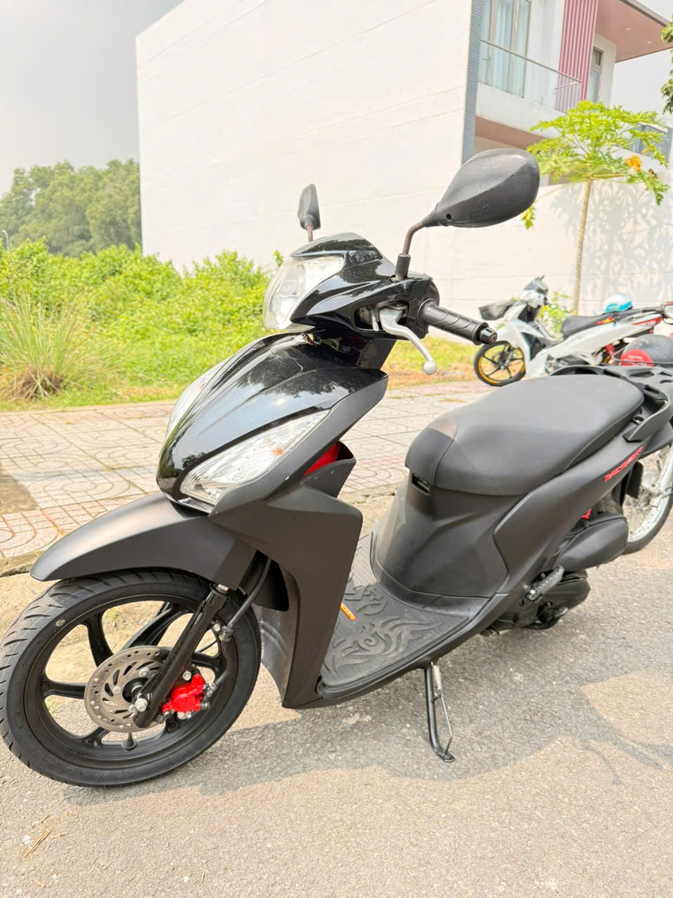 Ảnh thực tế Honda Vision màu xám đen chụp ngoài trời
